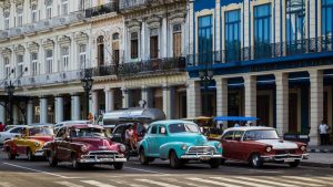 Los llamativos autos antiguos, llamados "almendrones" por los cubanos. Autos abandonados por los estadounidenses al huir de la revolución y utilizados hasta hoy día.