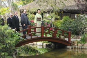 Princesa Imperial Takamado de visita con comitiva en el Jardín Japonés de Montevideo.